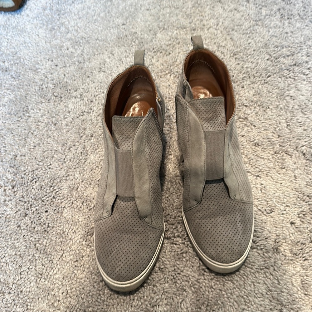 Linea Paolo Gray Suede Wedge / Size 7M